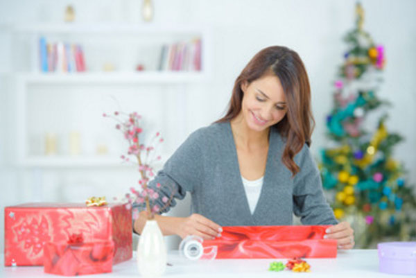Мама пакует подарки, пока никого нет дома