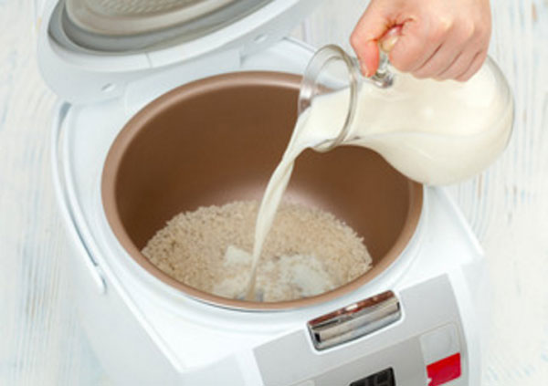 В мультиварку с крупой вливают молоко