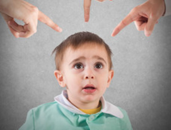 Испуганный мальчик, на него тычут пальцами
