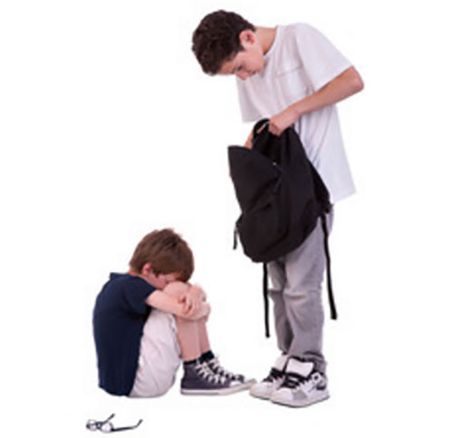 Мальчик постарше отнял у младшего рюкзак и роется в нем