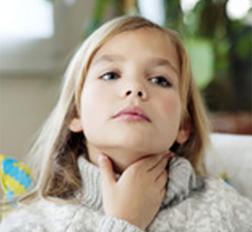 Девочка держится за больное горло
