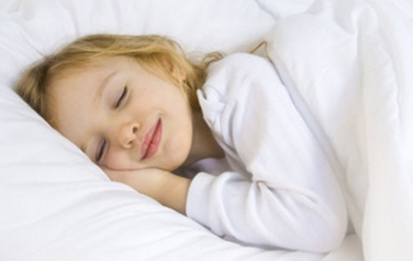 Девочка сладко спит