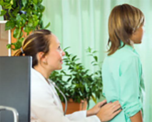 Ребенку пальпируют почки