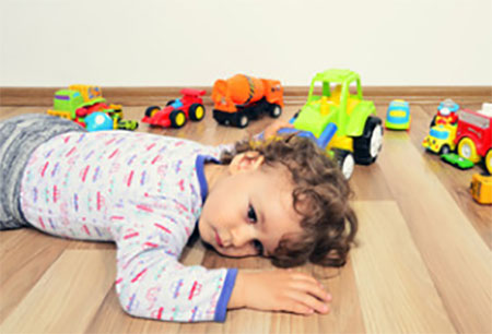 Уставший мальчик разлегся на полу