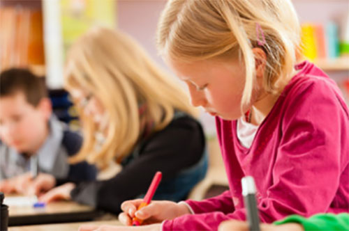 Дети пишут диктант