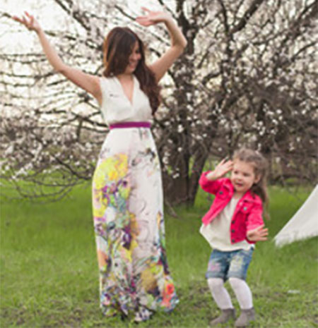 Мама танцует с дочкой на природе