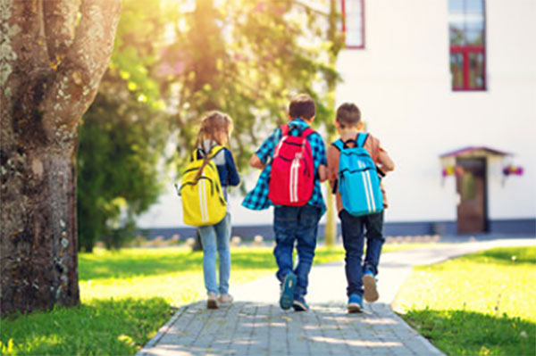 Трое одноклассников идут в школу