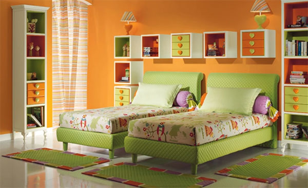 Две кровати под стенкой