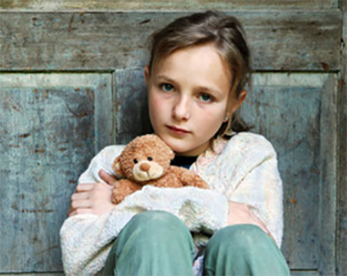 Сидит грустная девочка, в руках маленький плюшевый мишка