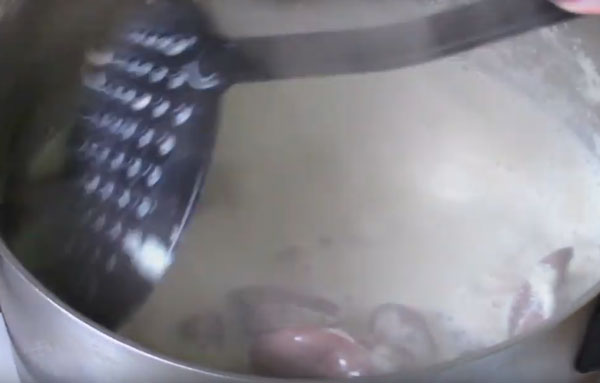 Шумовкой вылавливают кусочки печени