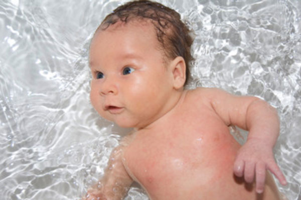 Ребенок в воде. У него мокрые волосы