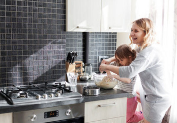 Мама готовит вместе с дочкой