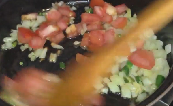 Добавление измельченного помидора