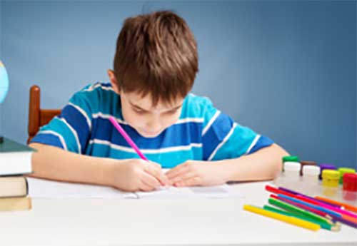 Мальчик рисует