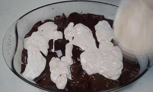 Заливание формы сметаной