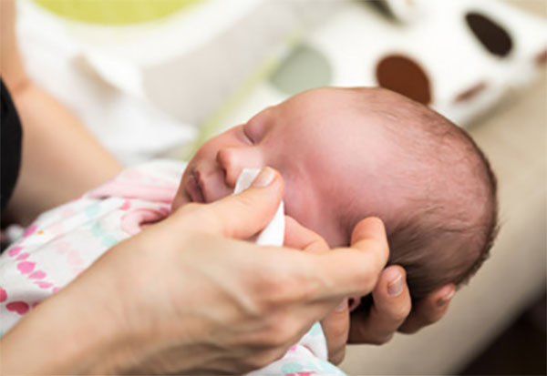 Грудному ребенку промакивают глаза