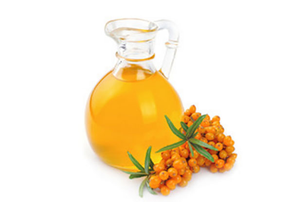 Облепиховое масло в графине и облепиха