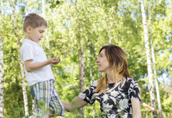 Мама общается с сыном