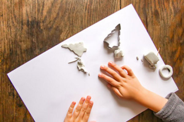 Лист бумаги, на которой лежат кусочки теста