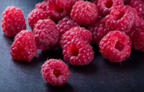 Ягоды малины на черном фоне