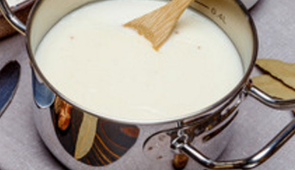 Кастрюля с молоком и лопаткой