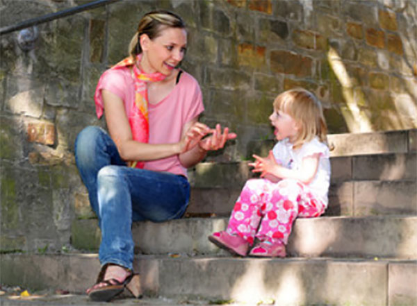 Мама рассказывает дочке считалочку