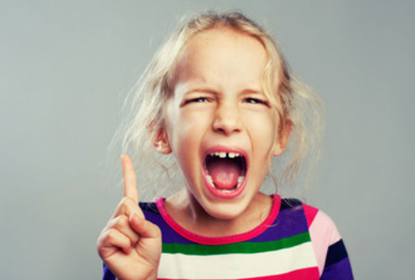 Девочка кричит. Она держит палец поднятым вверх