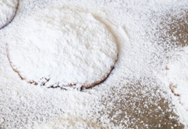 Печенье, присыпанное пудрой