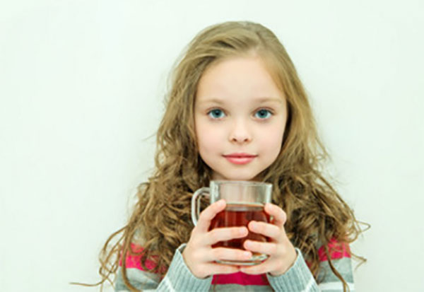 Девочка пьет травяной отвар