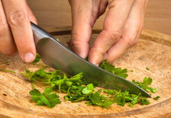На досточке нарезают петрушку