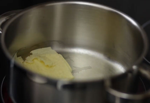 Масло в кастрюле
