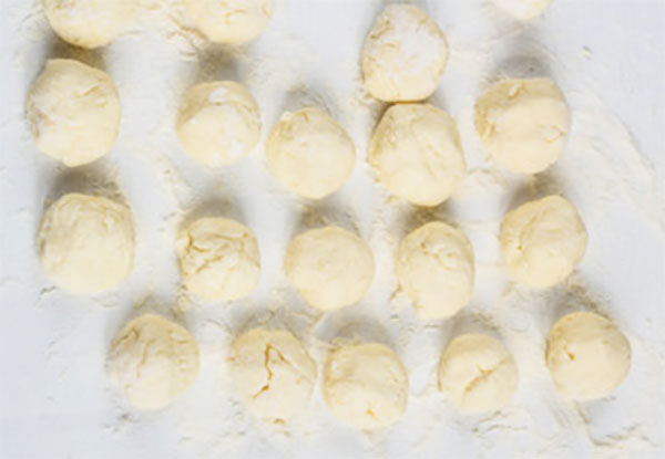 Из теста скатали шарики