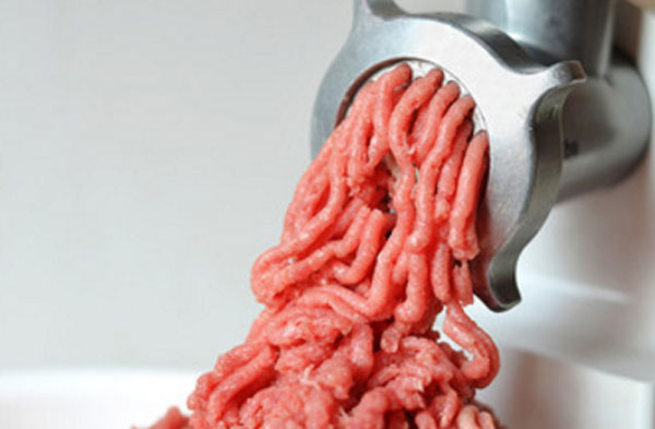 Перемалывание мяса на мясорубке