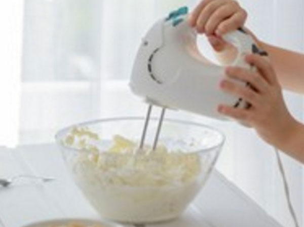 Миксером взбивают творог и другие компоненты