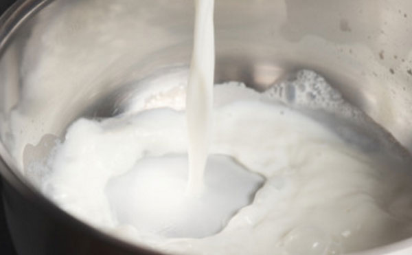 Молоко наливают в кострюля