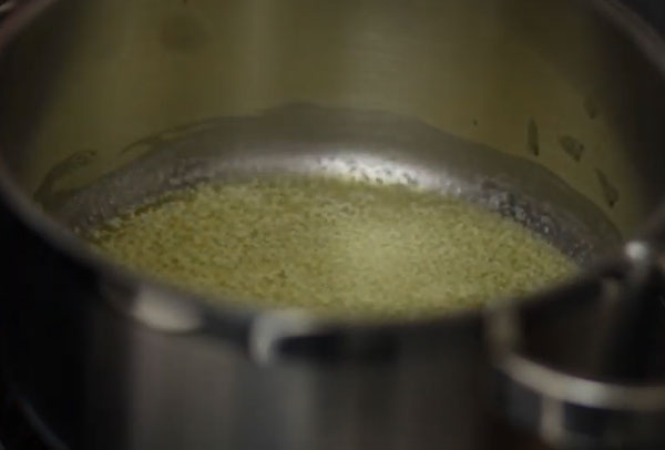 Растопленное масло в кастрюле