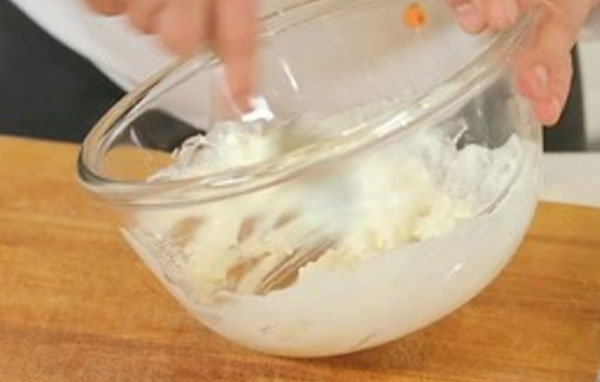 Сметану смешивают с манкой