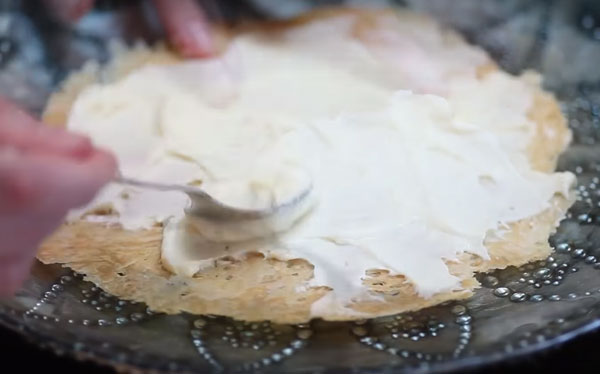 Корж намазывают кремом