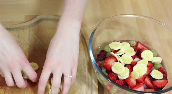 Банан, нарезанный кольцами, перекладывают в емкость