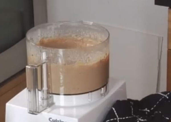 Блендер с измельченными печенью, картофелем и молоком