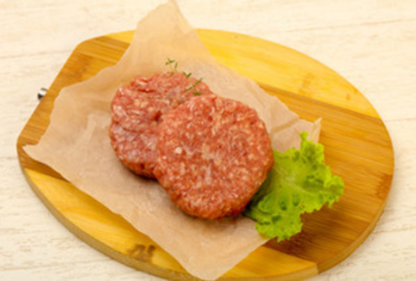 Сырые котлеты на досточке