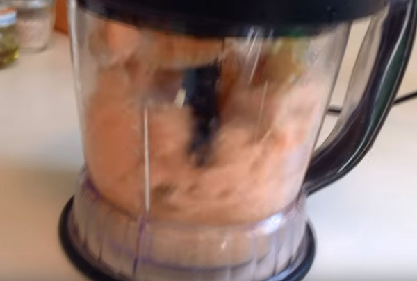 Куриное филе измельчают в блендере