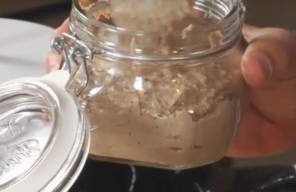 Готовое пюре перекладывают в баночку