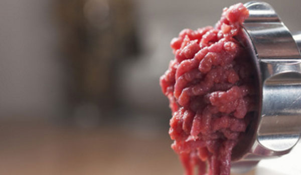 Перемалывание говядины на мясорубке