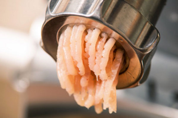 Куриное филе перемалывают на мясорубке