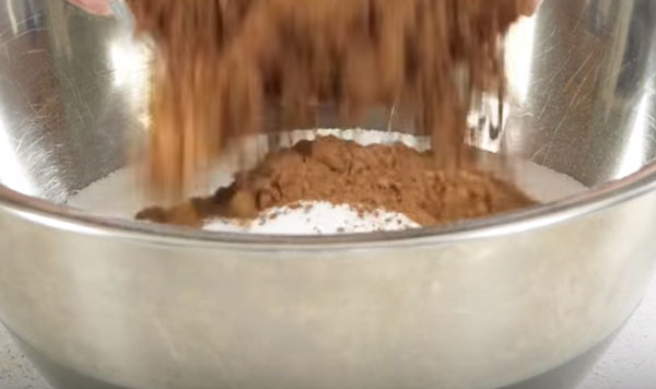 В миску с мукой, сахаром и содой всыпают какао