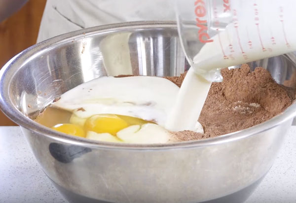 К ингредиентам добавили яйца, вливают молоко