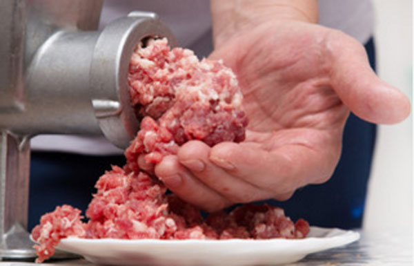 Перемалывание мяса на мясорубке