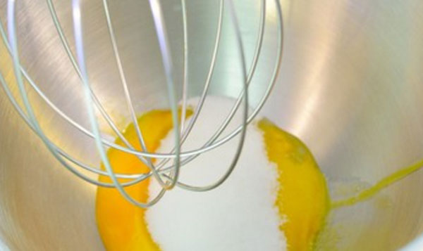 Яйца взбивают с сахаром