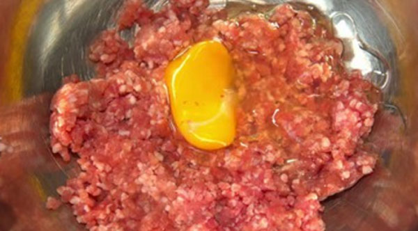 Разбитое яйцо на фарше